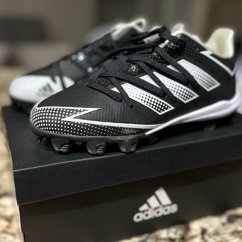 New boys Adidas baseball shoes - size 3.5
